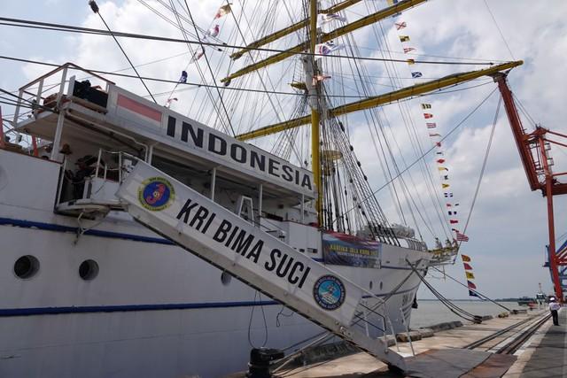 Tàu buồm hải quân lớn nhất Đông Nam Á của Indonesia đến cảng Sài Gòn - Ảnh 2.