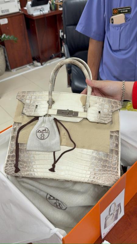 Đấu giá trực tuyến 2 túi Hermes của bà Trương Mỹ Lan - Ảnh 2.