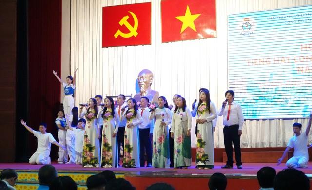 TP.HCM: Hàng trăm người lao động phường Bình Phú thi hát, nhận quà- Ảnh 2.