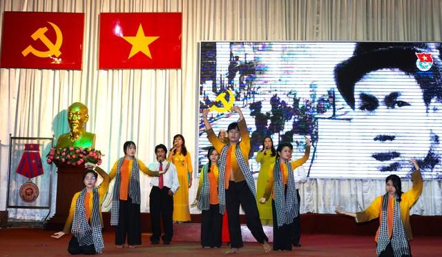 TP.HCM: Hàng trăm người lao động phường Bình Phú thi hát, nhận quà- Ảnh 1.