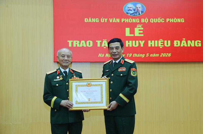Đại tướng Phạm Văn Trà nhận Huy hiệu 70 năm tuổi Đảng- Ảnh 1.