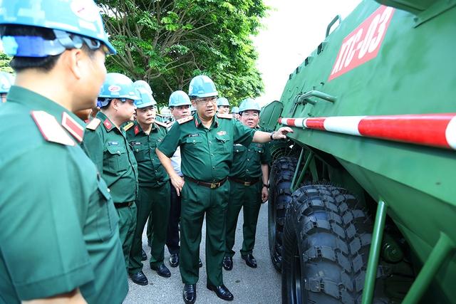 Bộ Quốc phòng kiểm tra tiến độ chế tạo xe thiết giáp chở quân chiến đấu XTC-03 - Ảnh 2.
