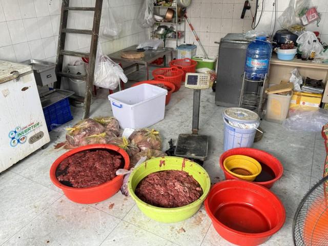 Công an TP.HCM triệt phá cơ sở sản xuất 65 tấn thịt bò giả, chứa hóa chất- Ảnh 2.