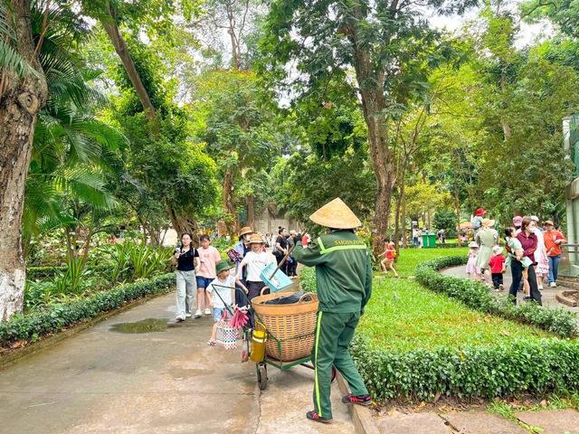Bình luận 'xả rác thoải mái cho lao công dọn' ở Thảo Cầm Viên gây bức xúc - Ảnh 4.