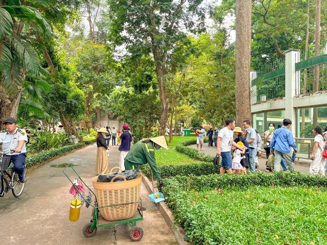 Bình luận 'xả rác thoải mái cho lao công dọn' ở Thảo Cầm Viên gây bức xúc - Ảnh 2.