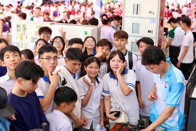 Tuyển sinh 2026: Những ngành nào phải đạt ngưỡng đầu vào mới được xét tuyển? - Ảnh 1.