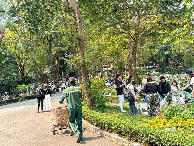 Bình luận 'xả rác thoải mái cho lao công dọn' ở Thảo Cầm Viên gây bức xúc - Ảnh 5.