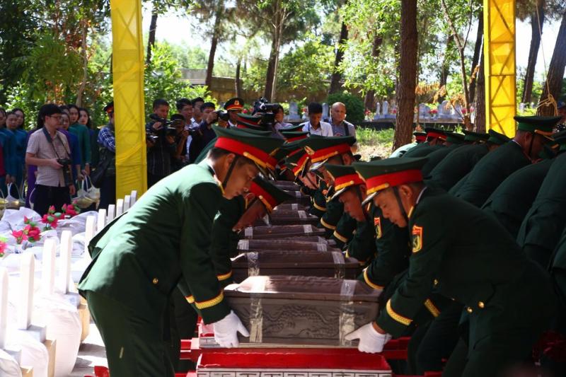 Thủ tướng Lê Minh Hưng dự lễ truy điệu, an táng 28 hài cốt liệt sĩ tại Quảng Trị- Ảnh 6.