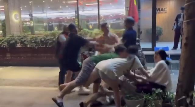 Vụ 2 cô gái tố bị quấy rối, hành hung: Khởi tố vụ án hình sự - Ảnh 1.