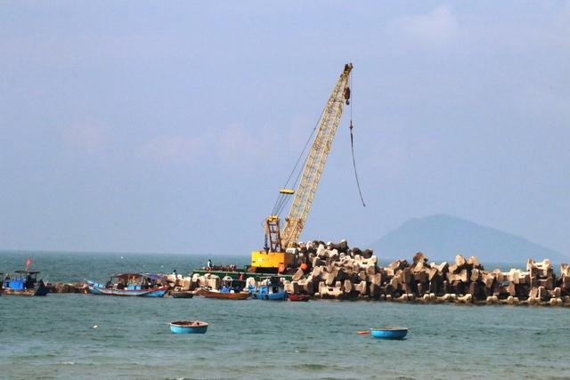 Nghi đổ chất thải xuống biển Hội An khi thi công kè: Đà Nẵng lên tiếng - Ảnh 2.