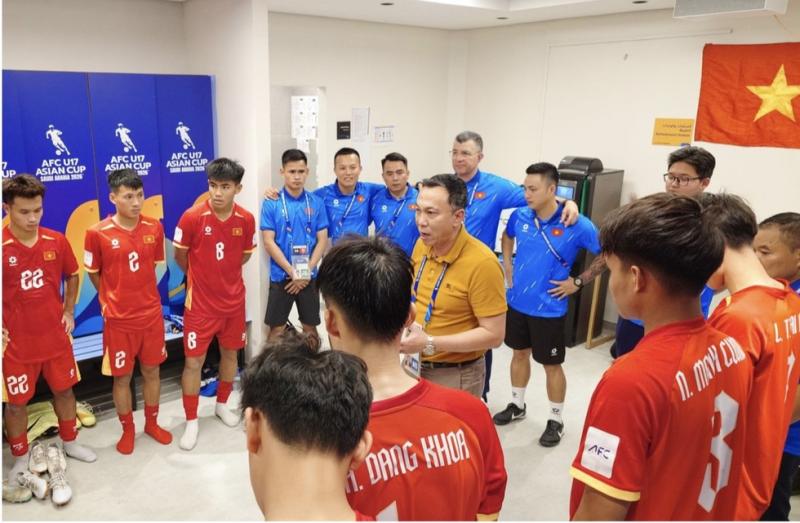 Chủ tịch VFF và HLV Roland nói cực thấm sau trận thua Hàn: ‘Không việc gì phải khóc, U.17 Việt Nam sẽ…’- Ảnh 1.