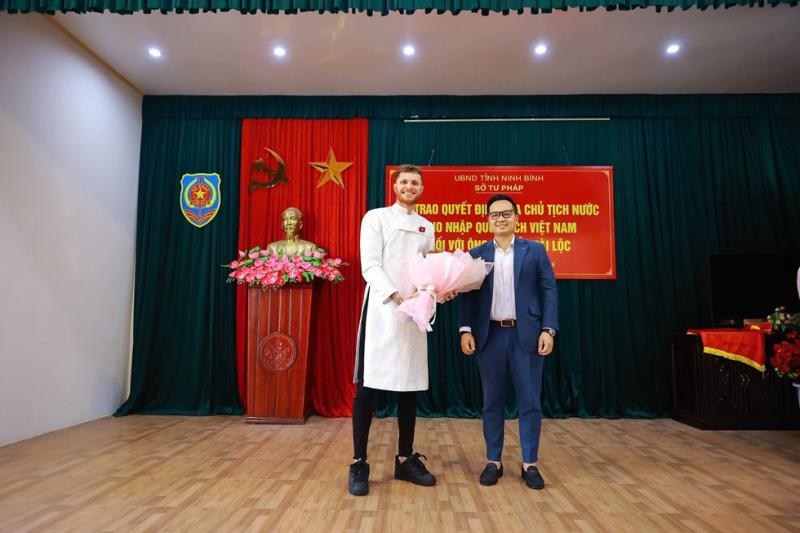 Geovane rạng rỡ trong ngày chính thức mang tên Nguyễn Tài Lộc: HLV Kim Sang-sik sẽ rất vui - Ảnh 1.