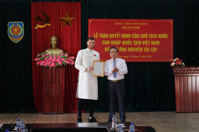 Geovane rạng rỡ trong ngày chính thức mang tên Nguyễn Tài Lộc: HLV Kim Sang-sik sẽ rất vui - Ảnh 2.
