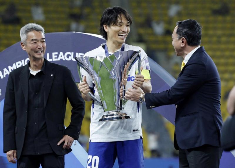 Đội Ronaldo thua sốc chung kết, nhìn Chủ tịch VFF trao cúp cho đại diện Nhật Bản- Ảnh 1.