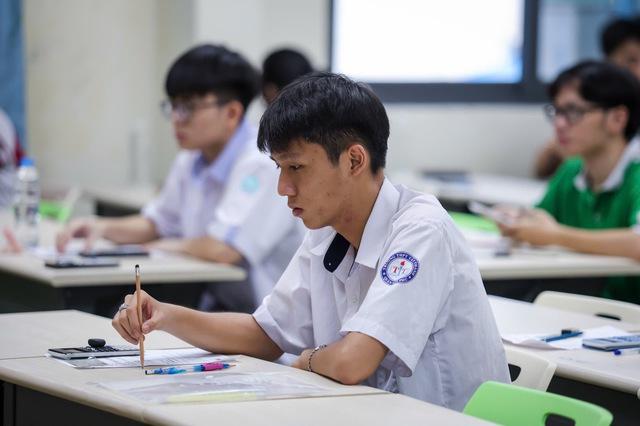 Vì sao thí sinh gần 1.000 điểm đợt 1 đoán bị điểm thấp hơn ở đợt 2? - Ảnh 1.