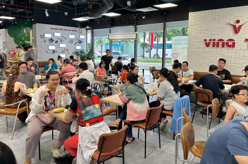Buffet sầu riêng ở TP.HCM ngày đầu: Khách ăn 5 trái; cửa hàng chuẩn bị 3 tấn - Ảnh 12.