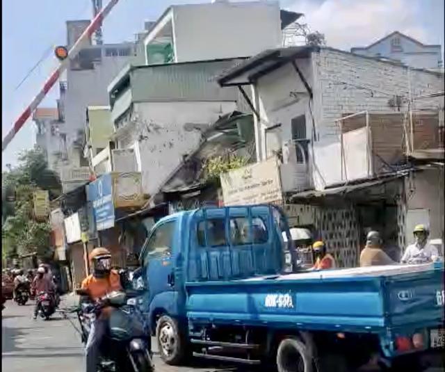 Vượt đèn đỏ đường sắt ở TP.HCM bị quay clip, tài xế bị phạt 5 triệu - Ảnh 1.