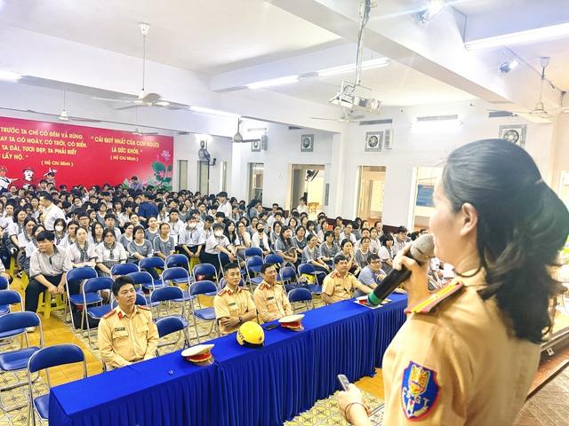 Nhiều học sinh, phụ huynh TP.HCM bị CSGT xử phạt vì hiểu sai quy định này - Ảnh 1.