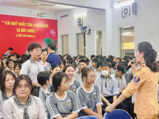 Nhiều học sinh, phụ huynh TP.HCM bị CSGT xử phạt vì hiểu sai quy định này - Ảnh 3.