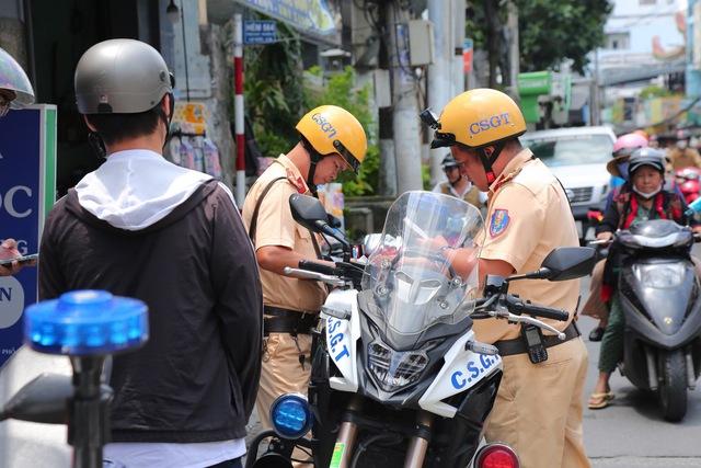 CSGT TP.HCM lưu ý quy định về đèn vàng, nhiều học sinh mới biết - Ảnh 3.
