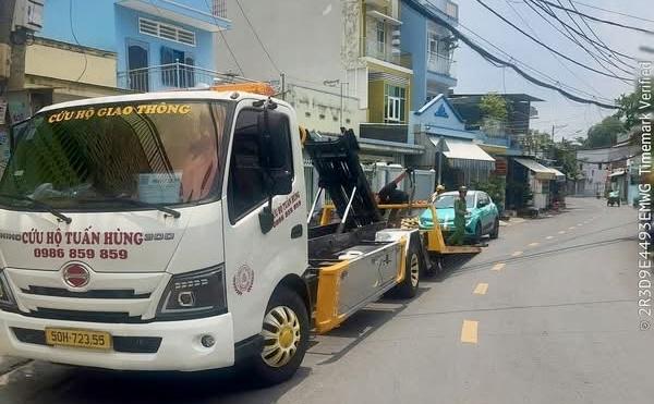 Ô tô đỗ trên vỉa hè ở TP.HCM bị ghi hình phạt nguội, nhiều xe bị cẩu - Ảnh 3.