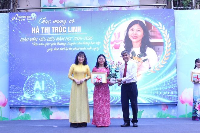 Ngày tổng kết năm học, câu chuyện xúc động ở sân trường - Ảnh 8.