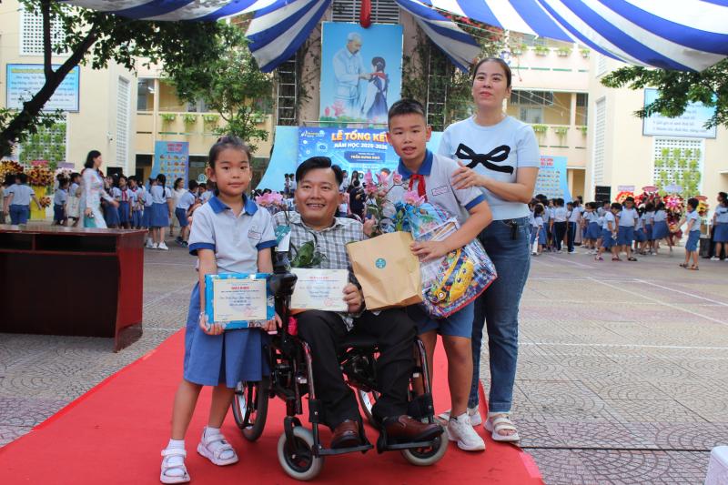 Ngày tổng kết năm học, câu chuyện xúc động ở sân trường - Ảnh 3.