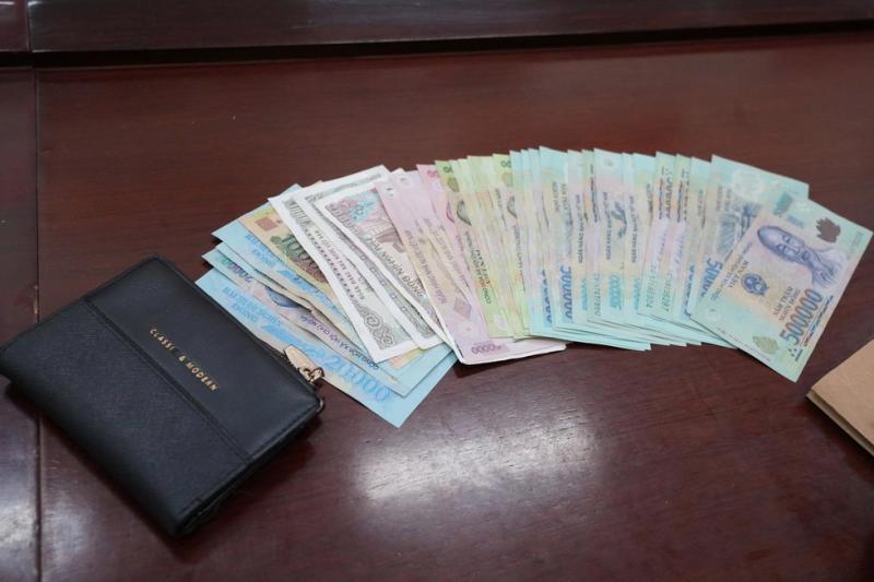 Bị khởi tố vì tội trộm cắp, nữ bị can vẫn vào chợ trộm thêm túi xách có 40 triệu đồng- Ảnh 2.