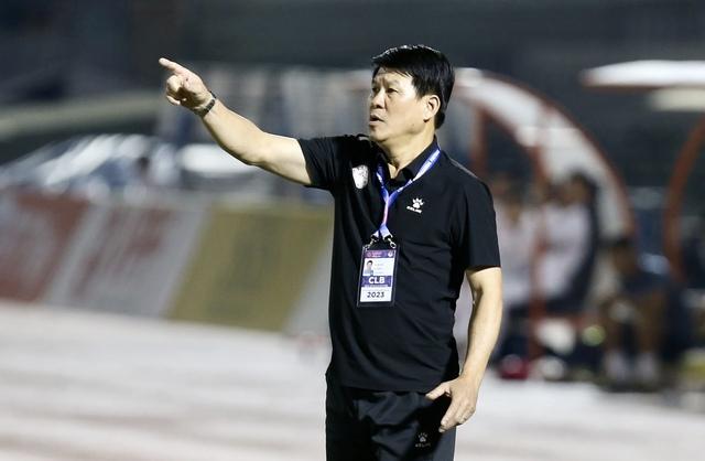 HLV Vũ Tiến Thành chia tay Ninh Bình, tái hợp HAGL khi V-League còn rất nóng- Ảnh 1.
