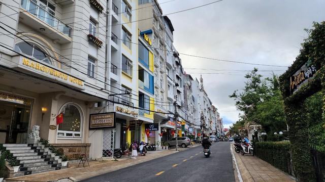 Rời Đà Lạt sau lễ, “cháy” vé xe, đường đèo quá tải cục bộ - Ảnh 6.