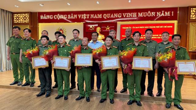 Khen thưởng 'nóng' 6 tập thể phá án thành công vụ nổ súng ở Bến Thành - Ảnh 1.