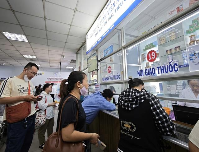 Bảo hiểm y tế và gánh nặng 'tự mua thuốc ngoài'- Ảnh 1.