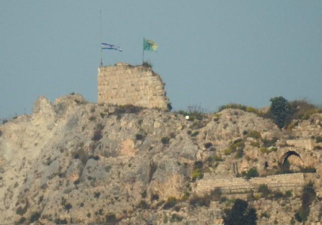 Israel cắm cờ trên lâu đài chiến lược của Lebanon- Ảnh 1. Israel cắm cờ trên lâu đài chiến lược của Lebanon- Ảnh 1.