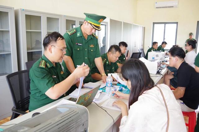Tiếp nhận 18 công dân Việt Nam do Campuchia bàn giao- Ảnh 3.