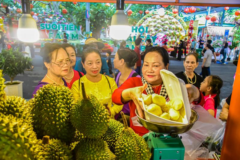Lễ hội trái cây Nam bộ 2026 khai mạc, hàng ngàn người đổ về Suối Tiên - Ảnh 2.