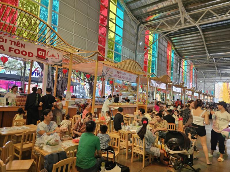 Lễ hội trái cây Nam bộ 2026 khai mạc, hàng ngàn người đổ về Suối Tiên - Ảnh 8.