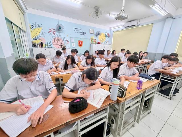Tỷ lệ chọi trường tốp đầu thấp hơn trường tốp 2, có nên đổi để dễ đậu? - Ảnh 1.
