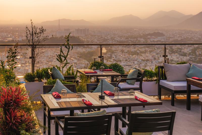 Từ rooftop nhìn xuống Nha Trang: Biển, núi và phố thị hiện ra rất khác - Ảnh 4.