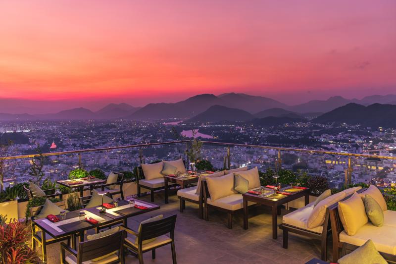 Từ rooftop nhìn xuống Nha Trang: Biển, núi và phố thị hiện ra rất khác - Ảnh 6.