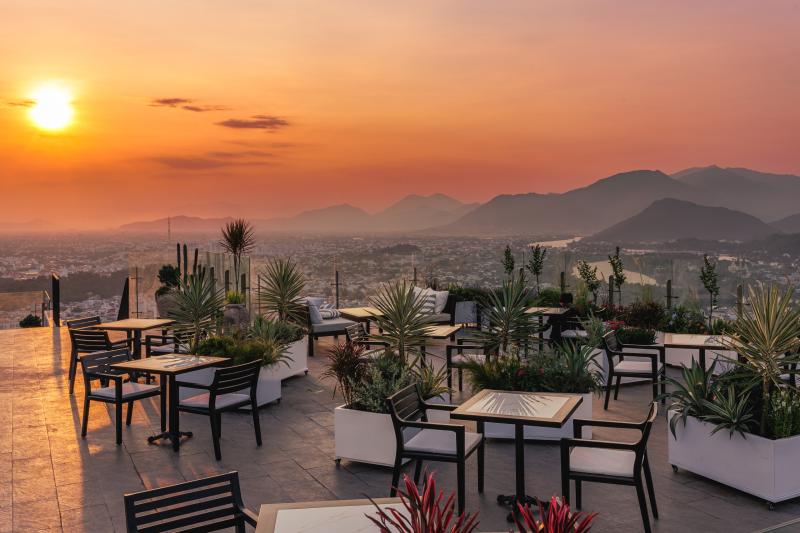 Từ rooftop nhìn xuống Nha Trang: Biển, núi và phố thị hiện ra rất khác - Ảnh 1.