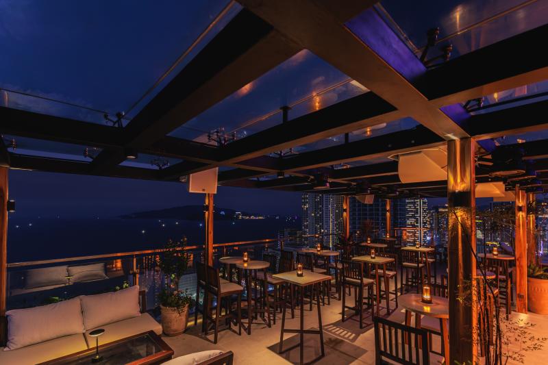 Từ rooftop nhìn xuống Nha Trang: Biển, núi và phố thị hiện ra rất khác - Ảnh 7.