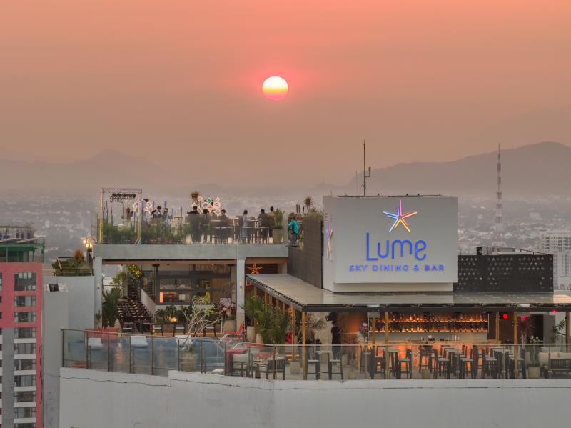 Từ rooftop nhìn xuống Nha Trang: Biển, núi và phố thị hiện ra rất khác - Ảnh 5.