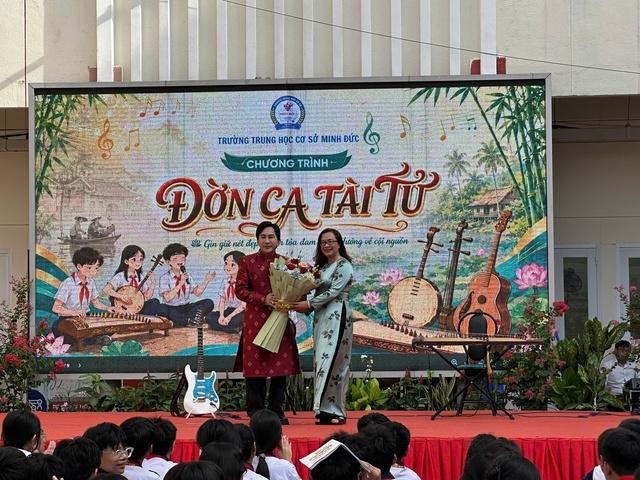 NSƯT Kim Tử Long và con trai hát cải lương tại trường học - Ảnh 3.