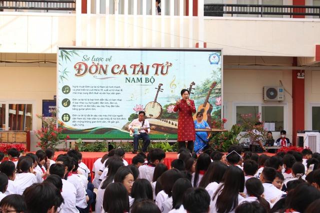 NSƯT Kim Tử Long và con trai hát cải lương tại trường học - Ảnh 2.