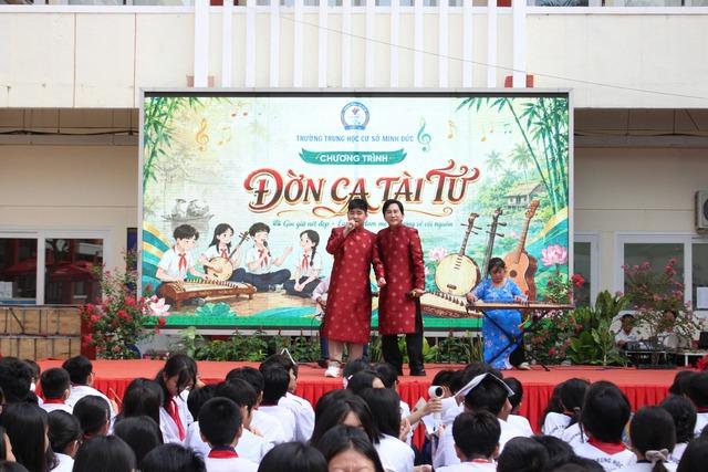 NSƯT Kim Tử Long và con trai hát cải lương tại trường học - Ảnh 1.