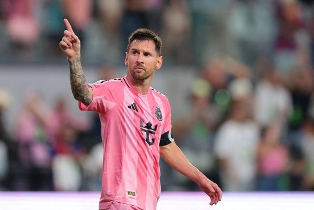Messi chính thức gia nhập ‘CLB tỉ phú’ cùng Ronaldo - Ảnh 1.
