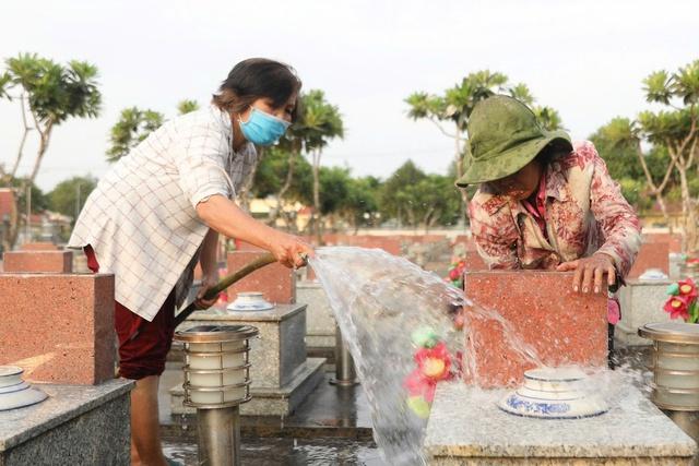 Người phụ nữ gần nửa thế kỷ chăm sóc hơn 700 ngôi mộ liệt sĩ ở TP.HCM- Ảnh 5.