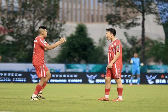 Công Phượng cùng Minh Vương tạo 2 siêu phẩm đá phạt: Trường Tươi Đồng Nai thắng đậm- Ảnh 1.