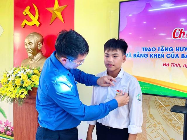 Trao Huy hiệu 'Tuổi trẻ dũng cảm' cho nam sinh lớp 9 cứu người đuối nước- Ảnh 1.