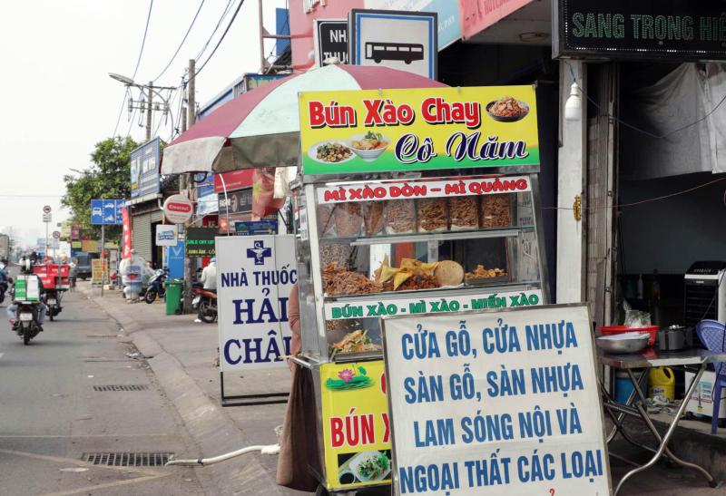 Bát nháo điểm chờ xe buýt ở TP.HCM: Chỗ bị chiếm dụng, nơi thành bãi rác - Ảnh 7.